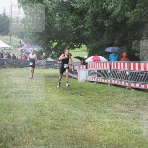 21.06.2025 - 27. Vierlanden-Triathlon KatJ http://msf.ph/oto/8031918 15.06.2025 13:41:52 Ziel 672, 899 meine-sportfotos.de