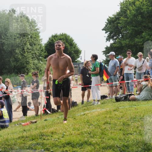 15.06.2025 - 27. Vierlanden-Triathlon KatJ http://msf.ph/oto/8031919 15.06.2025 11:11:10 Schwimmen 861, 947 meine-sportfotos.de