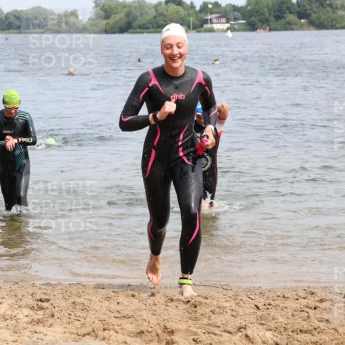 15.06.2025 - 27. Vierlanden-Triathlon Lena Gebhardt http://msf.ph/oto/8031923 15.06.2025 11:12:47 Schwimmen 858, 928, 982 meine-sportfotos.de