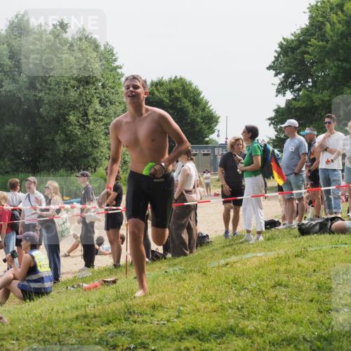 15.06.2025 - 27. Vierlanden-Triathlon KatJ http://msf.ph/oto/8031926 15.06.2025 11:11:10 Schwimmen 861, 947 meine-sportfotos.de