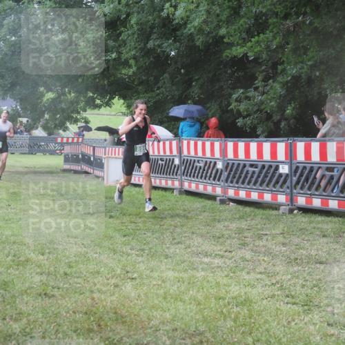 21.06.2025 - 27. Vierlanden-Triathlon KatJ http://msf.ph/oto/8031927 15.06.2025 13:41:53 Ziel 672, 899 meine-sportfotos.de