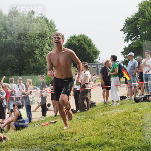 15.06.2025 - 27. Vierlanden-Triathlon KatJ http://msf.ph/oto/8031928 15.06.2025 11:11:11 Schwimmen 861, 947 meine-sportfotos.de