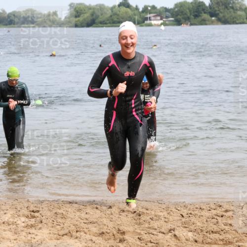 15.06.2025 - 27. Vierlanden-Triathlon Lena Gebhardt http://msf.ph/oto/8031930 15.06.2025 11:12:47 Schwimmen 858, 928, 982 meine-sportfotos.de