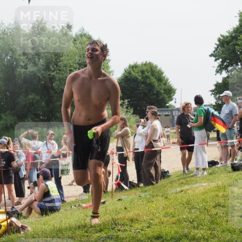 15.06.2025 - 27. Vierlanden-Triathlon KatJ http://msf.ph/oto/8031935 15.06.2025 11:11:11 Schwimmen 861, 947 meine-sportfotos.de