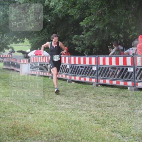 21.06.2025 - 27. Vierlanden-Triathlon KatJ http://msf.ph/oto/8031938 15.06.2025 13:41:53 Ziel 672, 899 meine-sportfotos.de