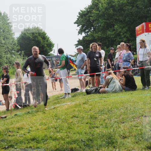 15.06.2025 - 27. Vierlanden-Triathlon KatJ http://msf.ph/oto/8031940 15.06.2025 11:11:32 Schwimmen 843 meine-sportfotos.de