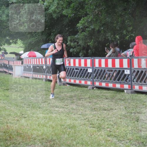 21.06.2025 - 27. Vierlanden-Triathlon KatJ http://msf.ph/oto/8031944 15.06.2025 13:41:53 Ziel 672, 899 meine-sportfotos.de