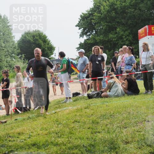 15.06.2025 - 27. Vierlanden-Triathlon KatJ http://msf.ph/oto/8031945 15.06.2025 11:11:32 Schwimmen 843 meine-sportfotos.de