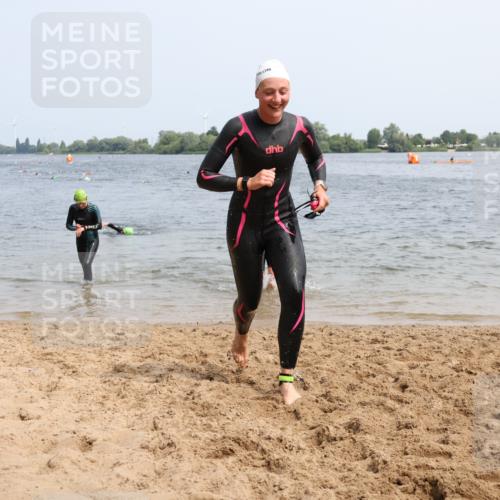 15.06.2025 - 27. Vierlanden-Triathlon Lena Gebhardt http://msf.ph/oto/8031946 15.06.2025 11:12:48 Schwimmen 858, 928, 982 meine-sportfotos.de