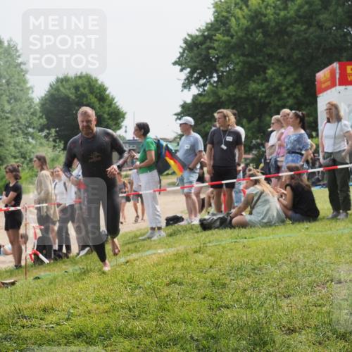 15.06.2025 - 27. Vierlanden-Triathlon KatJ http://msf.ph/oto/8031954 15.06.2025 11:11:32 Schwimmen 843 meine-sportfotos.de
