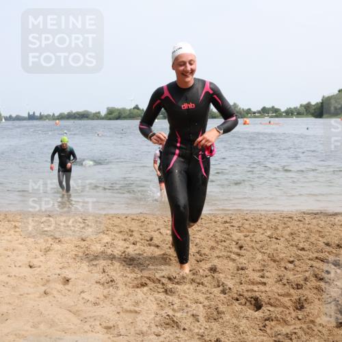 15.06.2025 - 27. Vierlanden-Triathlon Lena Gebhardt http://msf.ph/oto/8031955 15.06.2025 11:12:49 Schwimmen 780, 858, 928, 982 meine-sportfotos.de