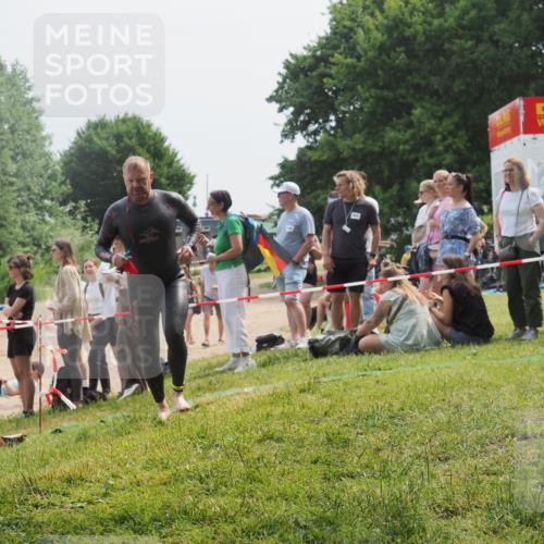 15.06.2025 - 27. Vierlanden-Triathlon KatJ http://msf.ph/oto/8031960 15.06.2025 11:11:32 Schwimmen 843 meine-sportfotos.de