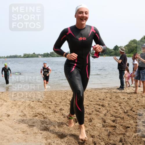 15.06.2025 - 27. Vierlanden-Triathlon Lena Gebhardt http://msf.ph/oto/8031962 15.06.2025 11:12:49 Schwimmen 780, 858, 928, 982 meine-sportfotos.de