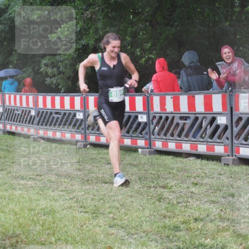 21.06.2025 - 27. Vierlanden-Triathlon KatJ http://msf.ph/oto/8031963 15.06.2025 13:41:54 Ziel 672, 899 meine-sportfotos.de