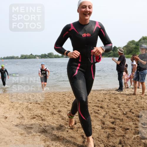 15.06.2025 - 27. Vierlanden-Triathlon Lena Gebhardt http://msf.ph/oto/8031965 15.06.2025 11:12:49 Schwimmen 780, 858, 928, 982 meine-sportfotos.de