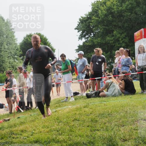 15.06.2025 - 27. Vierlanden-Triathlon KatJ http://msf.ph/oto/8031975 15.06.2025 11:11:33 Schwimmen 742, 843 meine-sportfotos.de