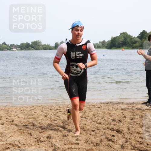 15.06.2025 - 27. Vierlanden-Triathlon Lena Gebhardt http://msf.ph/oto/8031980 15.06.2025 11:12:51 Schwimmen 655, 780, 858, 928, 982 meine-sportfotos.de