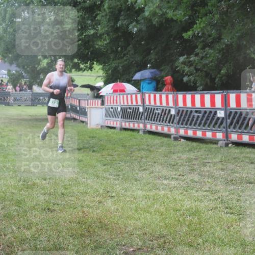 21.06.2025 - 27. Vierlanden-Triathlon KatJ http://msf.ph/oto/8031982 15.06.2025 13:41:56 Ziel 672 meine-sportfotos.de