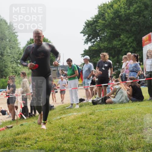 15.06.2025 - 27. Vierlanden-Triathlon KatJ http://msf.ph/oto/8031987 15.06.2025 11:11:33 Schwimmen 742, 843 meine-sportfotos.de