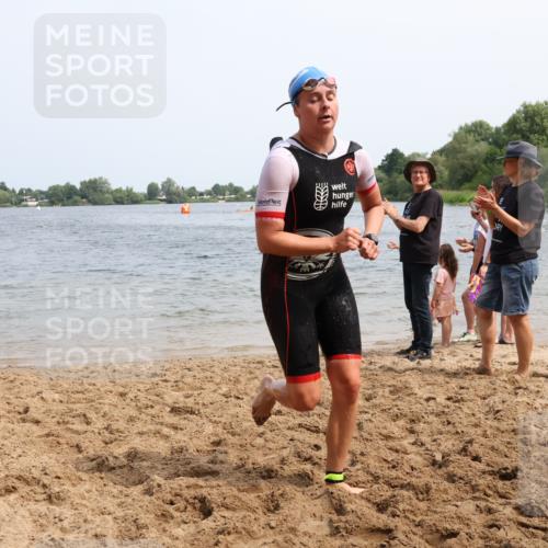 15.06.2025 - 27. Vierlanden-Triathlon Lena Gebhardt http://msf.ph/oto/8031990 15.06.2025 11:12:52 Schwimmen 655, 780, 858, 928, 982 meine-sportfotos.de