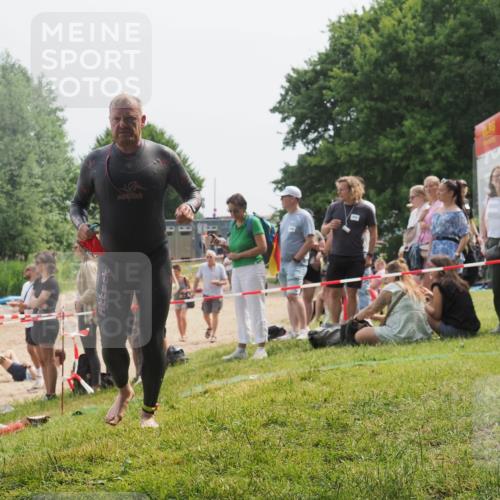 15.06.2025 - 27. Vierlanden-Triathlon KatJ http://msf.ph/oto/8031992 15.06.2025 11:11:33 Schwimmen 742, 843 meine-sportfotos.de