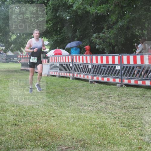 21.06.2025 - 27. Vierlanden-Triathlon KatJ http://msf.ph/oto/8031993 15.06.2025 13:41:57 Ziel 672 meine-sportfotos.de