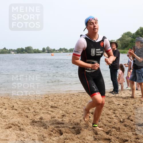 15.06.2025 - 27. Vierlanden-Triathlon Lena Gebhardt http://msf.ph/oto/8031998 15.06.2025 11:12:52 Schwimmen 655, 780, 858, 928, 982 meine-sportfotos.de