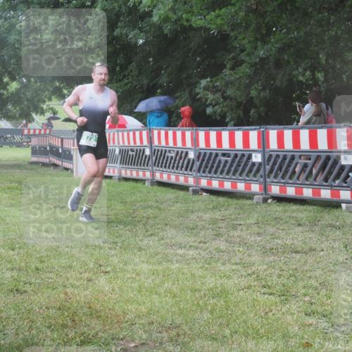21.06.2025 - 27. Vierlanden-Triathlon KatJ http://msf.ph/oto/8032004 15.06.2025 13:41:57 Ziel 672 meine-sportfotos.de
