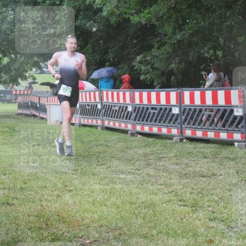 21.06.2025 - 27. Vierlanden-Triathlon KatJ http://msf.ph/oto/8032007 15.06.2025 13:41:57 Ziel 672 meine-sportfotos.de