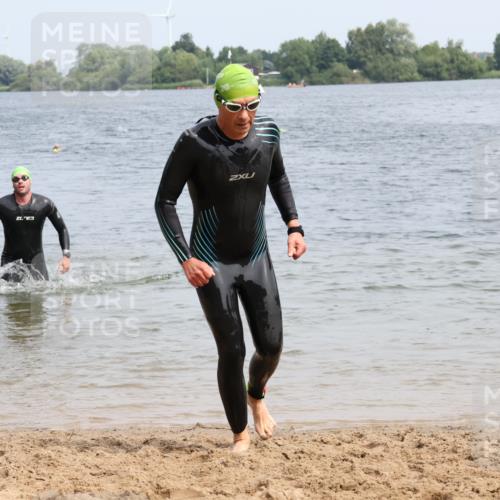 15.06.2025 - 27. Vierlanden-Triathlon Lena Gebhardt http://msf.ph/oto/8032011 15.06.2025 11:12:54 Schwimmen 655, 780, 858, 928, 982 meine-sportfotos.de