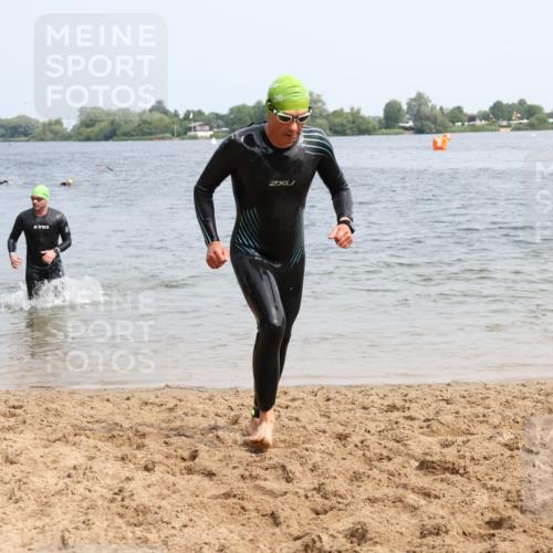 15.06.2025 - 27. Vierlanden-Triathlon Lena Gebhardt http://msf.ph/oto/8032020 15.06.2025 11:12:55 Schwimmen 655, 780, 858, 928, 982 meine-sportfotos.de