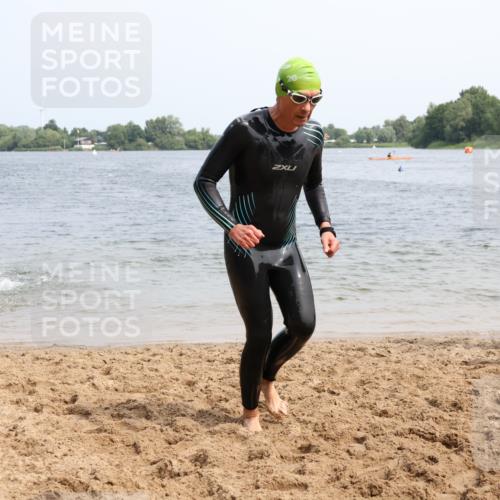 15.06.2025 - 27. Vierlanden-Triathlon Lena Gebhardt http://msf.ph/oto/8032030 15.06.2025 11:12:56 Schwimmen 655, 780, 858, 928, 982 meine-sportfotos.de