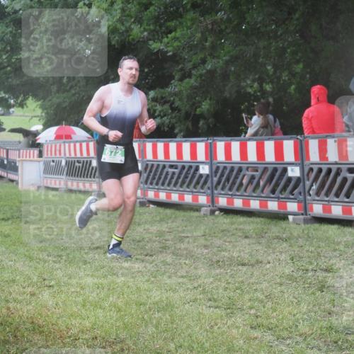 21.06.2025 - 27. Vierlanden-Triathlon KatJ http://msf.ph/oto/8032034 15.06.2025 13:41:58 Ziel 672 meine-sportfotos.de