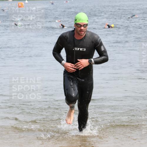 15.06.2025 - 27. Vierlanden-Triathlon Lena Gebhardt http://msf.ph/oto/8032035 15.06.2025 11:12:58 Schwimmen 655, 780, 928, 982 meine-sportfotos.de