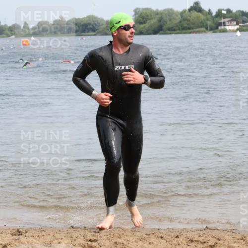 15.06.2025 - 27. Vierlanden-Triathlon Lena Gebhardt http://msf.ph/oto/8032047 15.06.2025 11:12:59 Schwimmen 655, 780, 982 meine-sportfotos.de