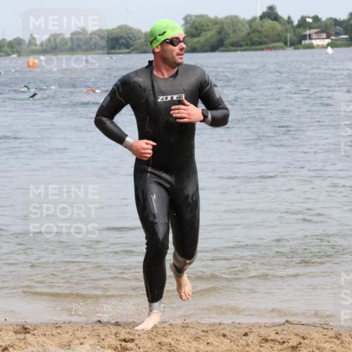 15.06.2025 - 27. Vierlanden-Triathlon Lena Gebhardt http://msf.ph/oto/8032053 15.06.2025 11:12:59 Schwimmen 655, 780, 982 meine-sportfotos.de