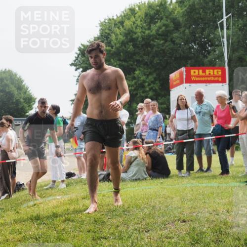 15.06.2025 - 27. Vierlanden-Triathlon KatJ http://msf.ph/oto/8032056 15.06.2025 11:11:42 Schwimmen 742, 791 meine-sportfotos.de