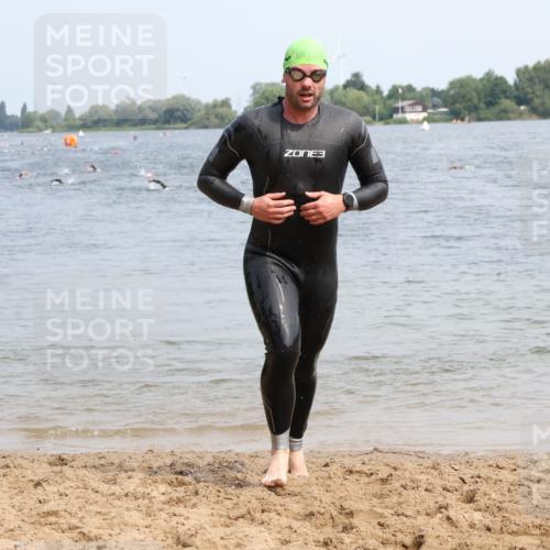15.06.2025 - 27. Vierlanden-Triathlon Lena Gebhardt http://msf.ph/oto/8032060 15.06.2025 11:13:00 Schwimmen 655, 780, 982 meine-sportfotos.de