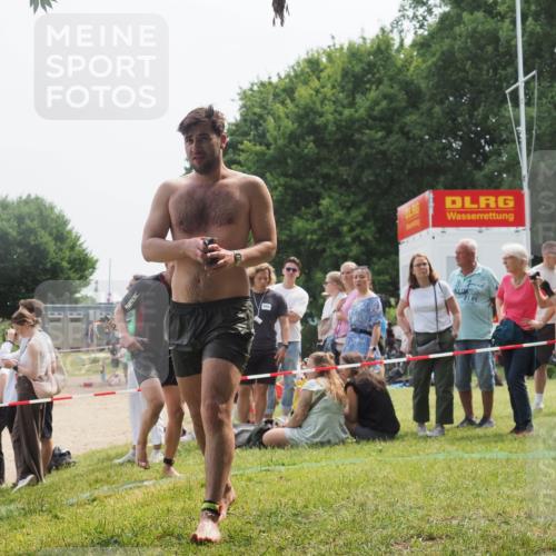 15.06.2025 - 27. Vierlanden-Triathlon KatJ http://msf.ph/oto/8032068 15.06.2025 11:11:43 Schwimmen 742, 791 meine-sportfotos.de