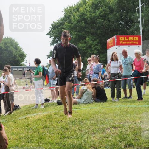 15.06.2025 - 27. Vierlanden-Triathlon KatJ http://msf.ph/oto/8032073 15.06.2025 11:11:44 Schwimmen 742, 791 meine-sportfotos.de