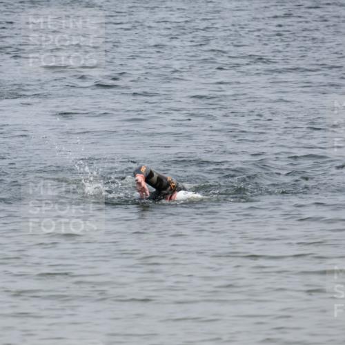 15.06.2025 - 27. Vierlanden-Triathlon Lena Gebhardt http://msf.ph/oto/8032079 15.06.2025 11:13:31 Schwimmen  meine-sportfotos.de
