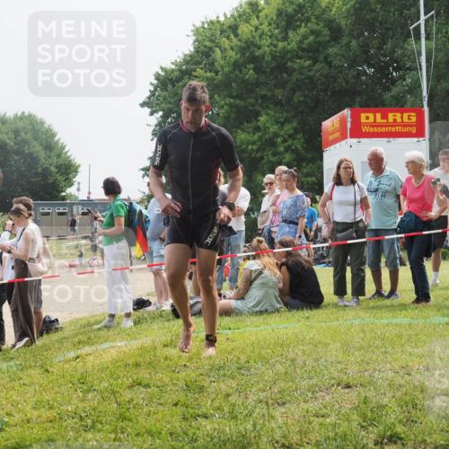 15.06.2025 - 27. Vierlanden-Triathlon KatJ http://msf.ph/oto/8032080 15.06.2025 11:11:44 Schwimmen 742, 791 meine-sportfotos.de