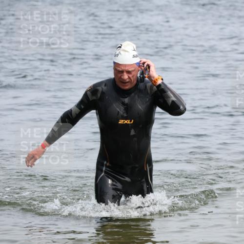 15.06.2025 - 27. Vierlanden-Triathlon Lena Gebhardt http://msf.ph/oto/8032086 15.06.2025 11:13:38 Schwimmen 966 meine-sportfotos.de