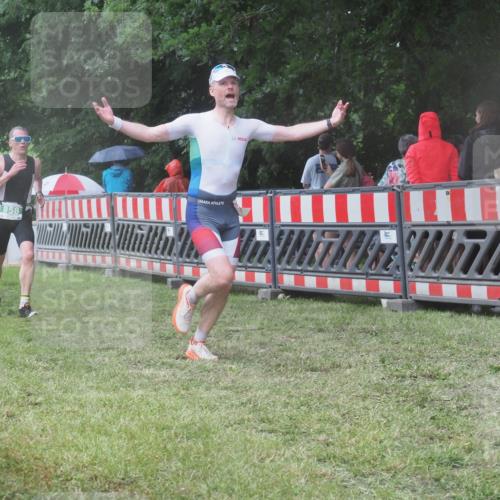 21.06.2025 - 27. Vierlanden-Triathlon KatJ http://msf.ph/oto/8032100 15.06.2025 13:42:22 Ziel 139, 858 meine-sportfotos.de
