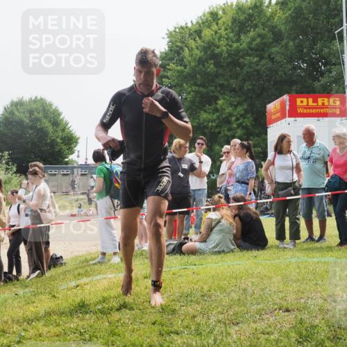 15.06.2025 - 27. Vierlanden-Triathlon KatJ http://msf.ph/oto/8032101 15.06.2025 11:11:45 Schwimmen 742, 791 meine-sportfotos.de