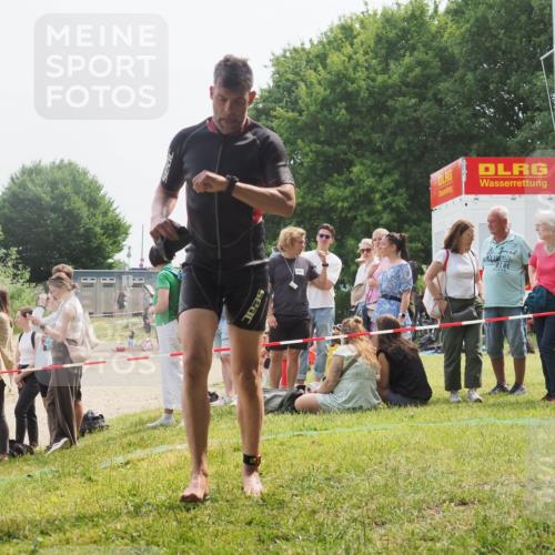 15.06.2025 - 27. Vierlanden-Triathlon KatJ http://msf.ph/oto/8032116 15.06.2025 11:11:45 Schwimmen 742, 791 meine-sportfotos.de