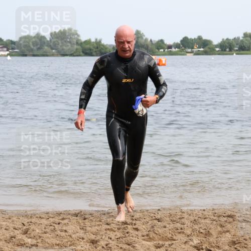15.06.2025 - 27. Vierlanden-Triathlon Lena Gebhardt http://msf.ph/oto/8032119 15.06.2025 11:13:43 Schwimmen 966 meine-sportfotos.de