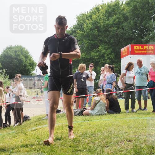15.06.2025 - 27. Vierlanden-Triathlon KatJ http://msf.ph/oto/8032122 15.06.2025 11:11:46 Schwimmen 742, 791 meine-sportfotos.de