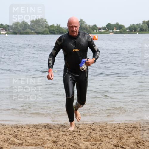 15.06.2025 - 27. Vierlanden-Triathlon Lena Gebhardt http://msf.ph/oto/8032125 15.06.2025 11:13:43 Schwimmen 966 meine-sportfotos.de
