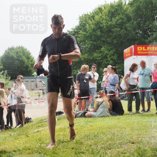 15.06.2025 - 27. Vierlanden-Triathlon KatJ http://msf.ph/oto/8032128 15.06.2025 11:11:46 Schwimmen 742, 791 meine-sportfotos.de